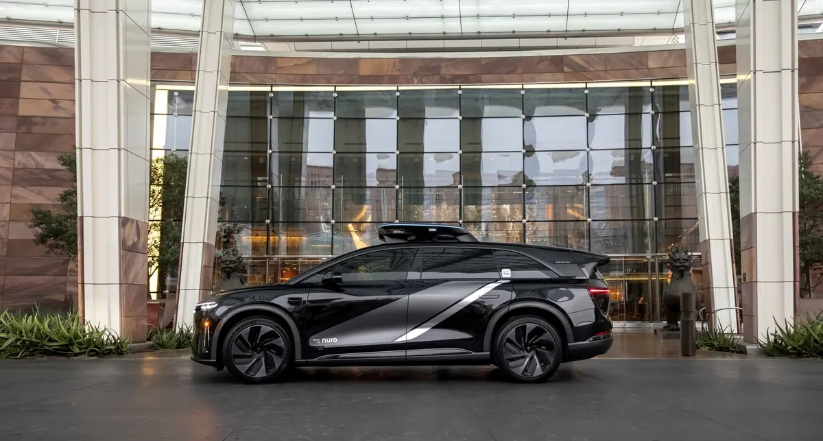 Lucid, Nuro et Uber d&eacute;voilent leur robotaxi au CES 2026,