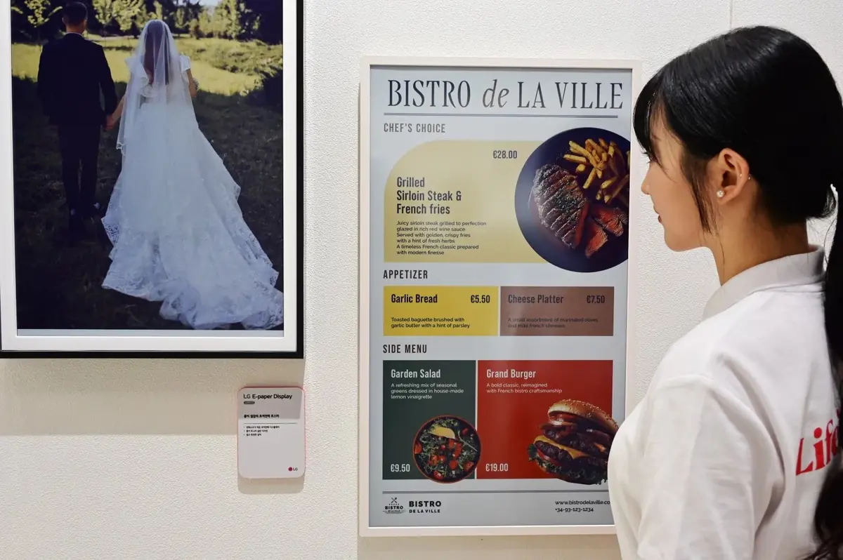 LG a fabriqu&eacute; un &eacute;cran couleur E Ink de 32 pouces qui ne consomme presque rien