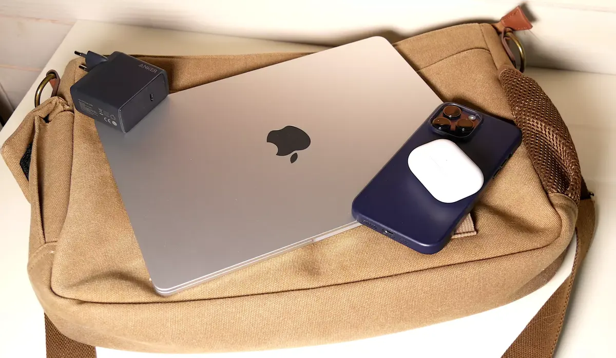 MacBook Air, iPhone et AirPods dans un sac de transport