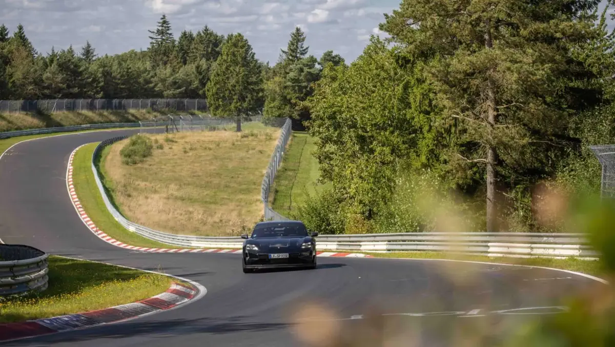 La nouvelle Porsche Taycan atomise la Tesla Model S Plaid sur le Nürburgring !