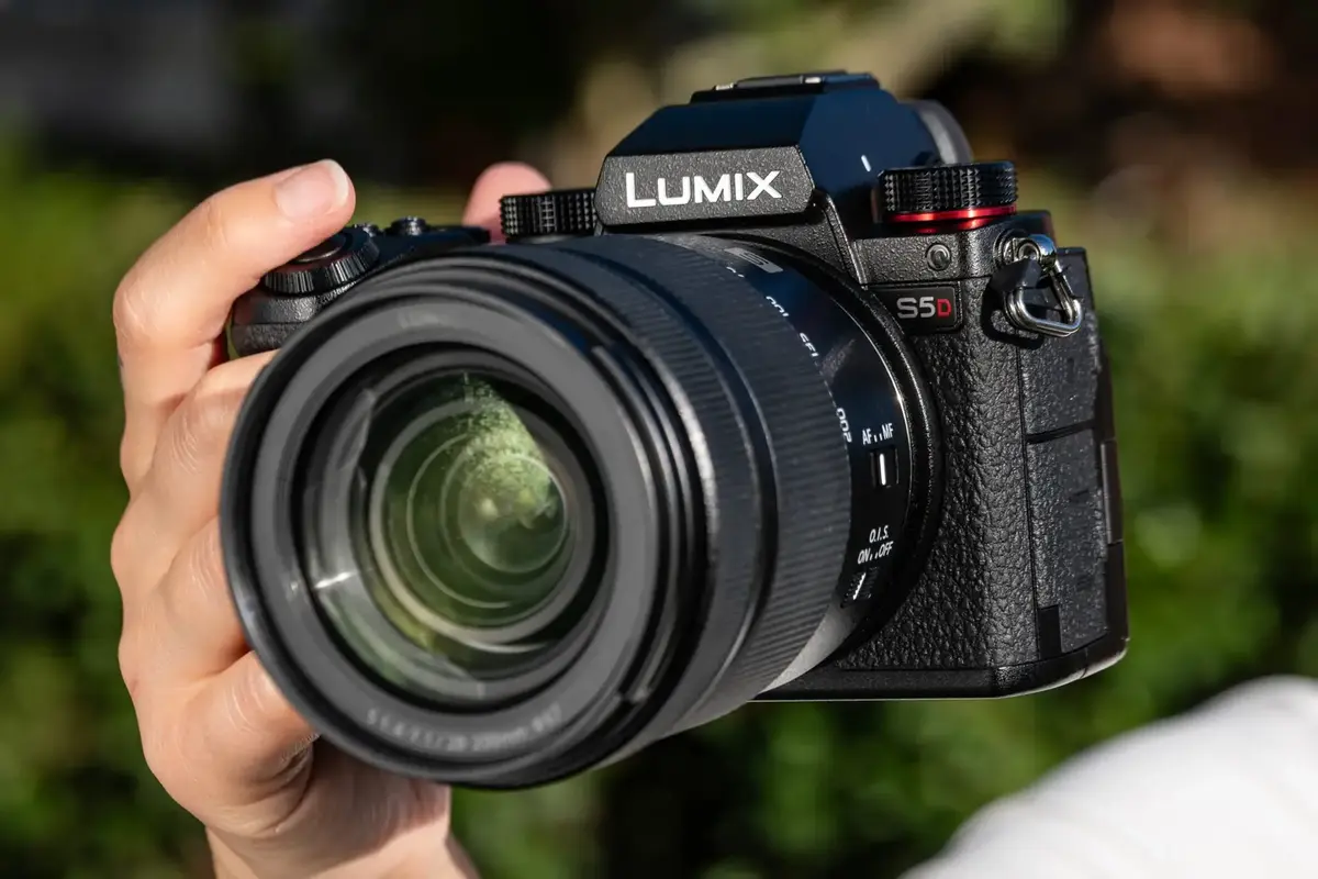 Panasonic Lumix S5D : plein format, autofocus DJI et prix contenu