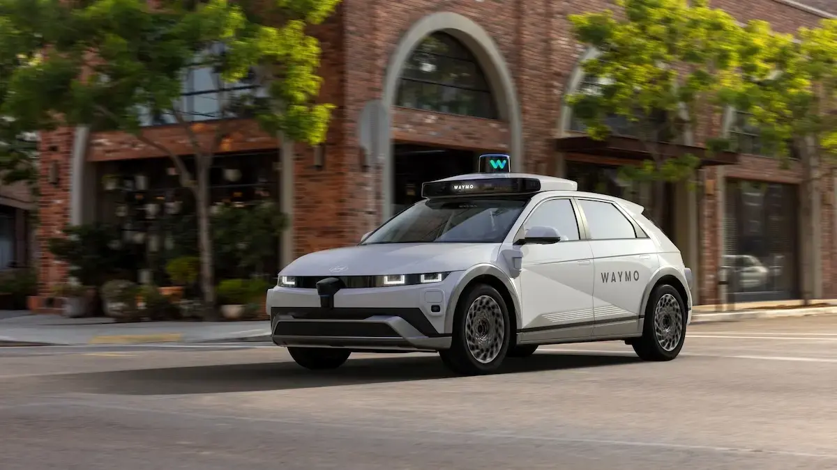 Waymo va tester ses taxis autonomes dans une ville non US. Devinez laquelle ! (ça n’est pas Pau)