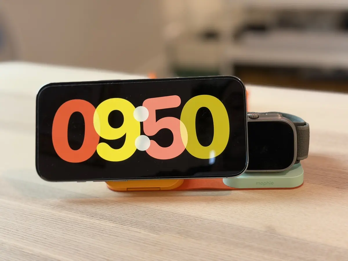 Prise en main du chargeur de voyage Mophie 3-en-1&nbsp;: le Qi2 passe &agrave; la couleur