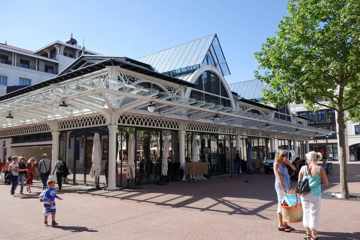 Le marché d'Arcachon, qui vendra bientôt des prompts entre les tomates et le merlu