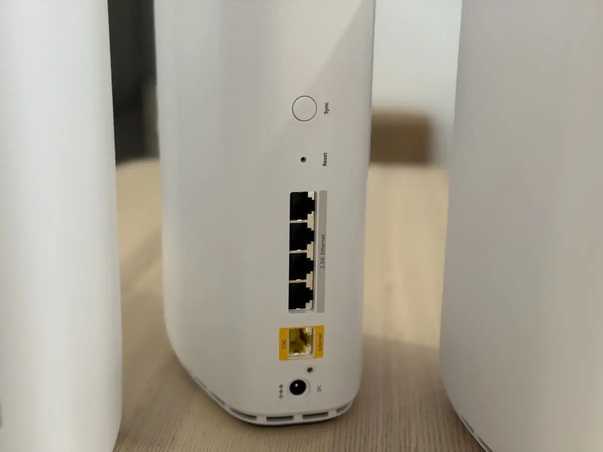 Le port 10Gb/s est en haut, les quatre autres sont en 2.5Gb/s