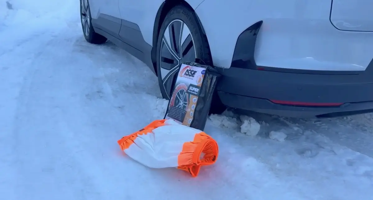 On a plant&eacute; une Polestar 4 Propulsion dans la neige pour tester les chaussettes ISSE (vid&eacute;o)