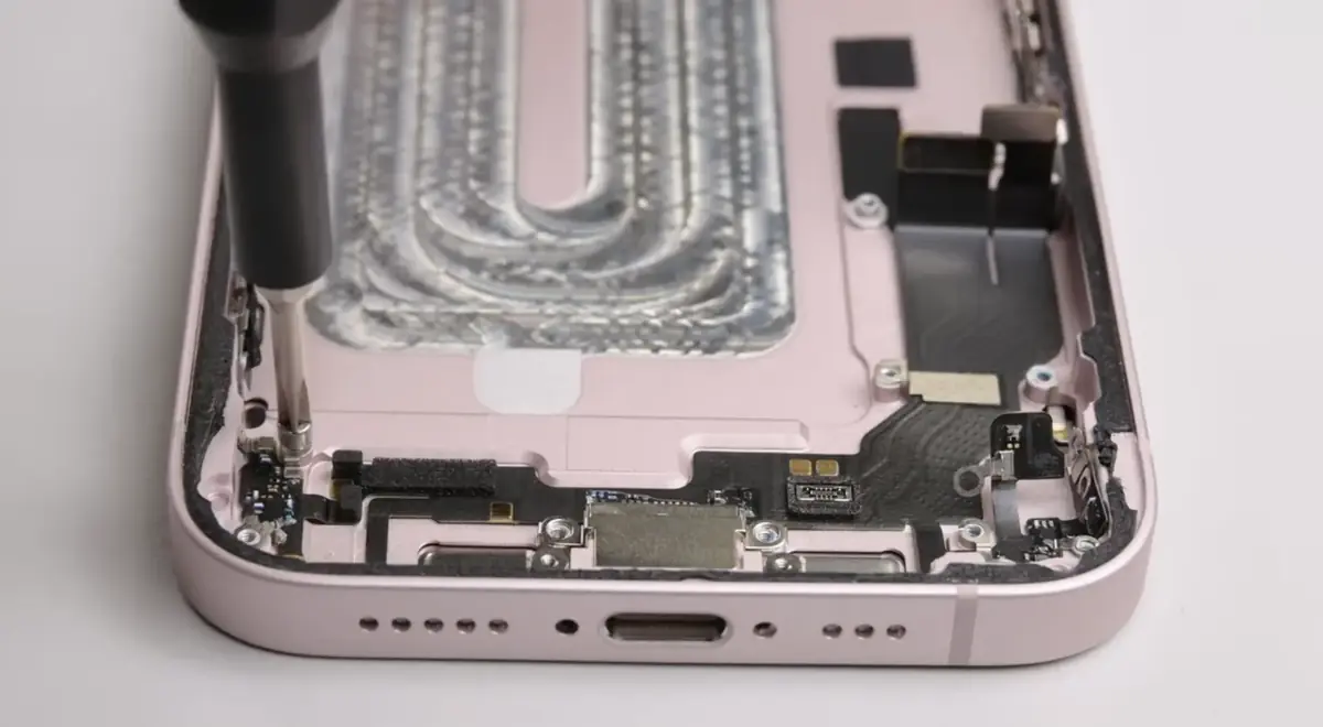 iFixit d&eacute;montage iPhone 17e