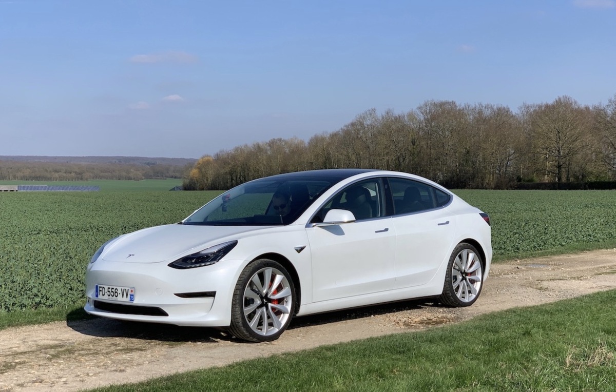 Tesla : la nouvelle Model 3 2023 camouflée et une vidéo impressionnante de l'usine de Berlin !