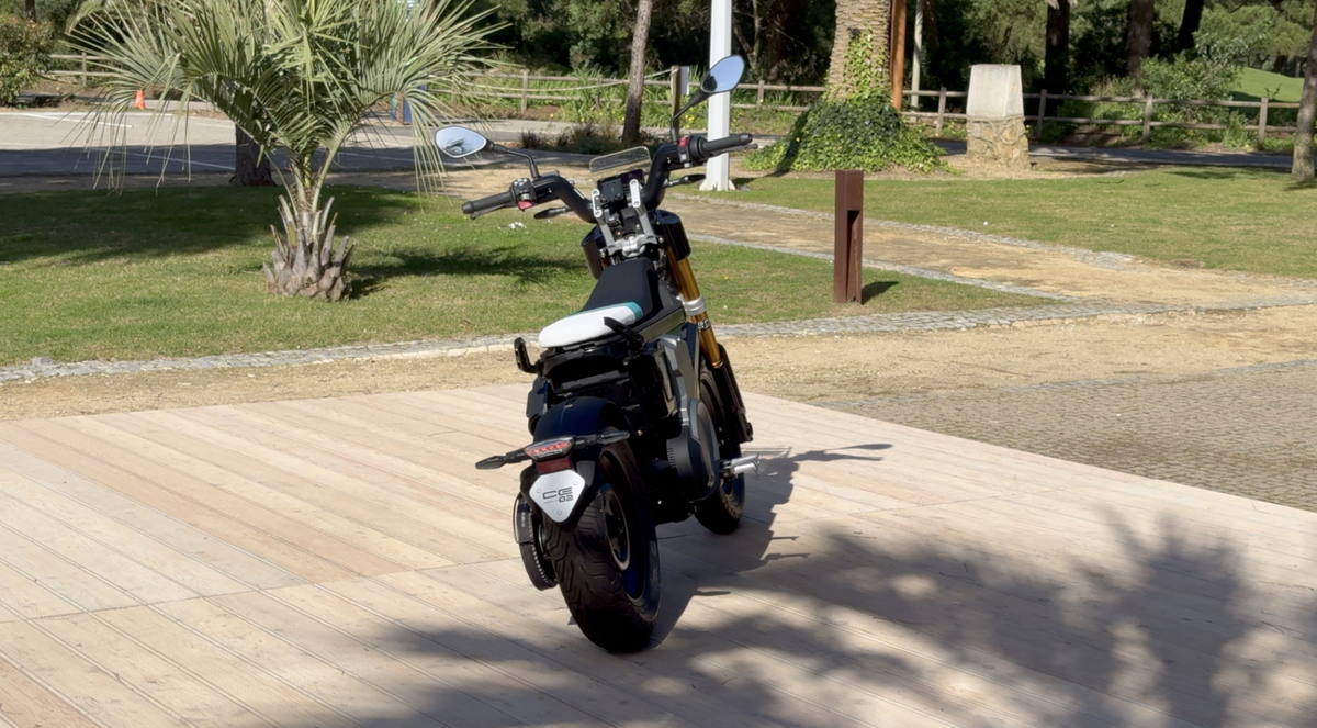 Essai BMW CE02 : une moto électrique au look futuriste accessible dès 14 ans !