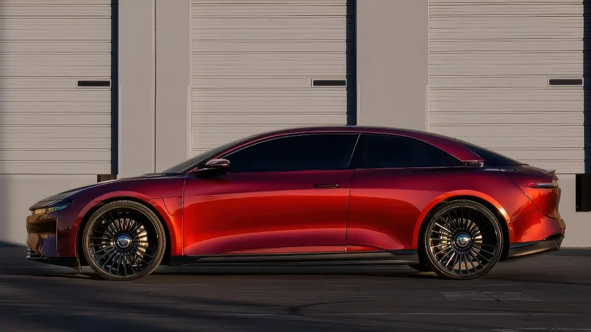 Shaquille O’Neal est si grand qu’il transforme une Lucid Air en coupé pour mieux s’y installer