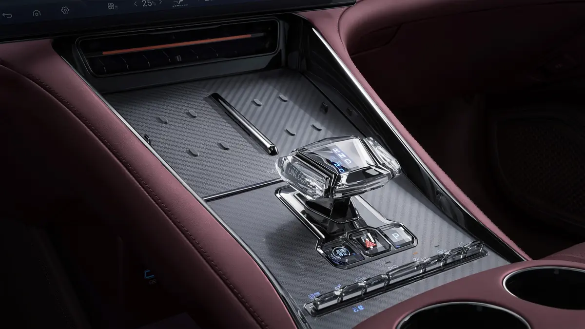 Op&eacute;ra Garnier, Jet Set, Danseuses et Denza Z9GT, une voiture chinoise &agrave; 120 000&euro; tr&egrave;s sophistiqu&eacute;e