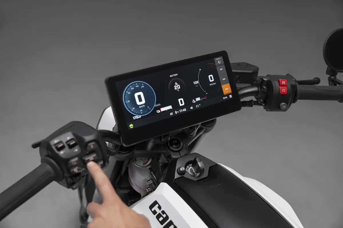 Essai de la Can-Am Pulse, la premi&egrave;re moto &eacute;lectrique &eacute;quip&eacute;e de CarPlay