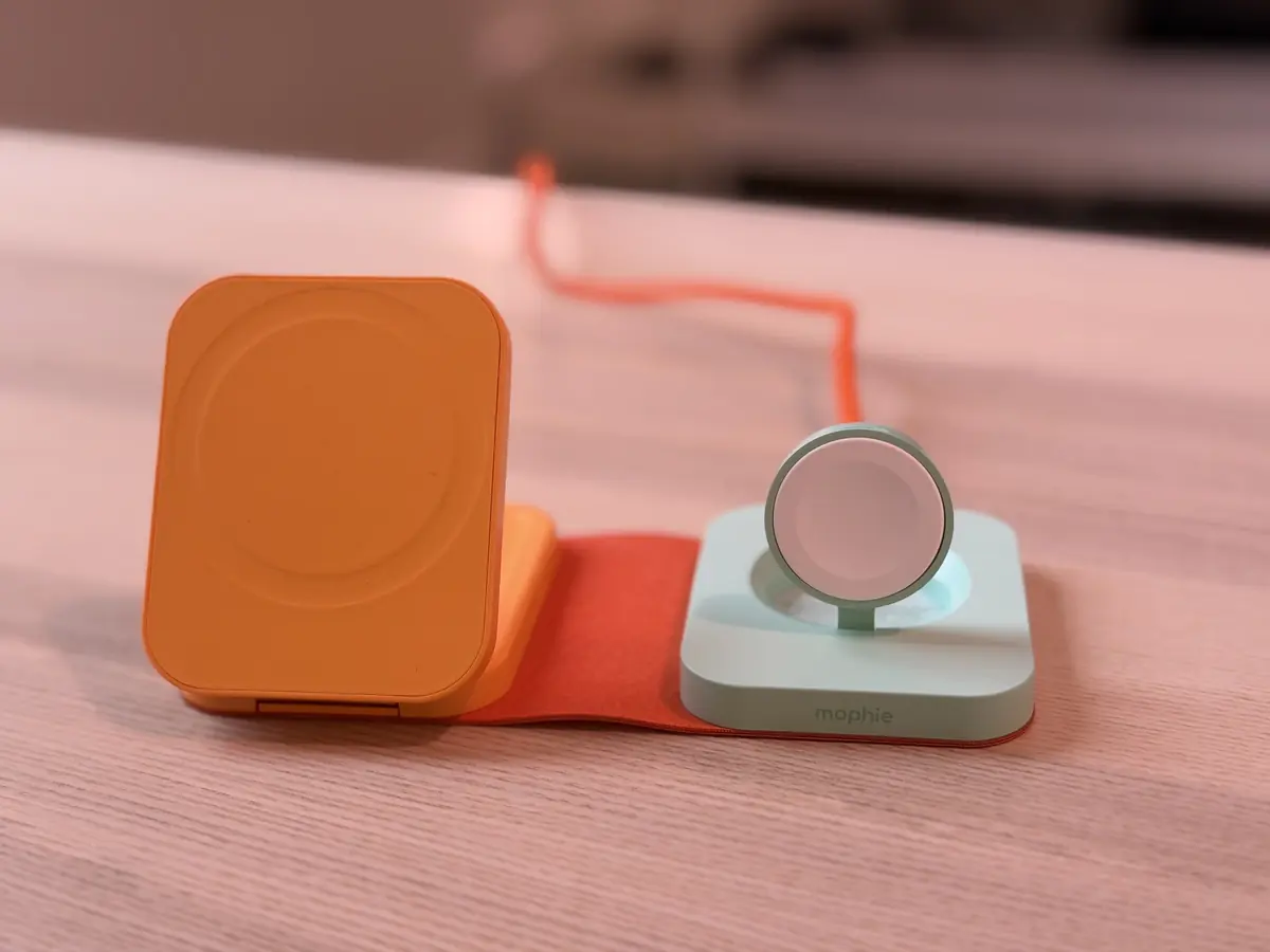 Prise en main du chargeur de voyage Mophie 3-en-1&nbsp;: le Qi2 passe &agrave; la couleur