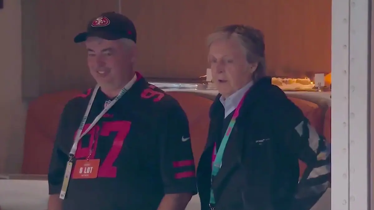 L'image du jour : Eddy Cue et Paul McCartney partagent une loge au Super Bowl