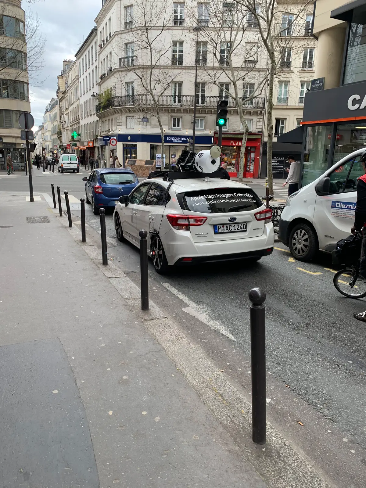 L'image du jour : la voiture Apple Plans dans les rues de Paris