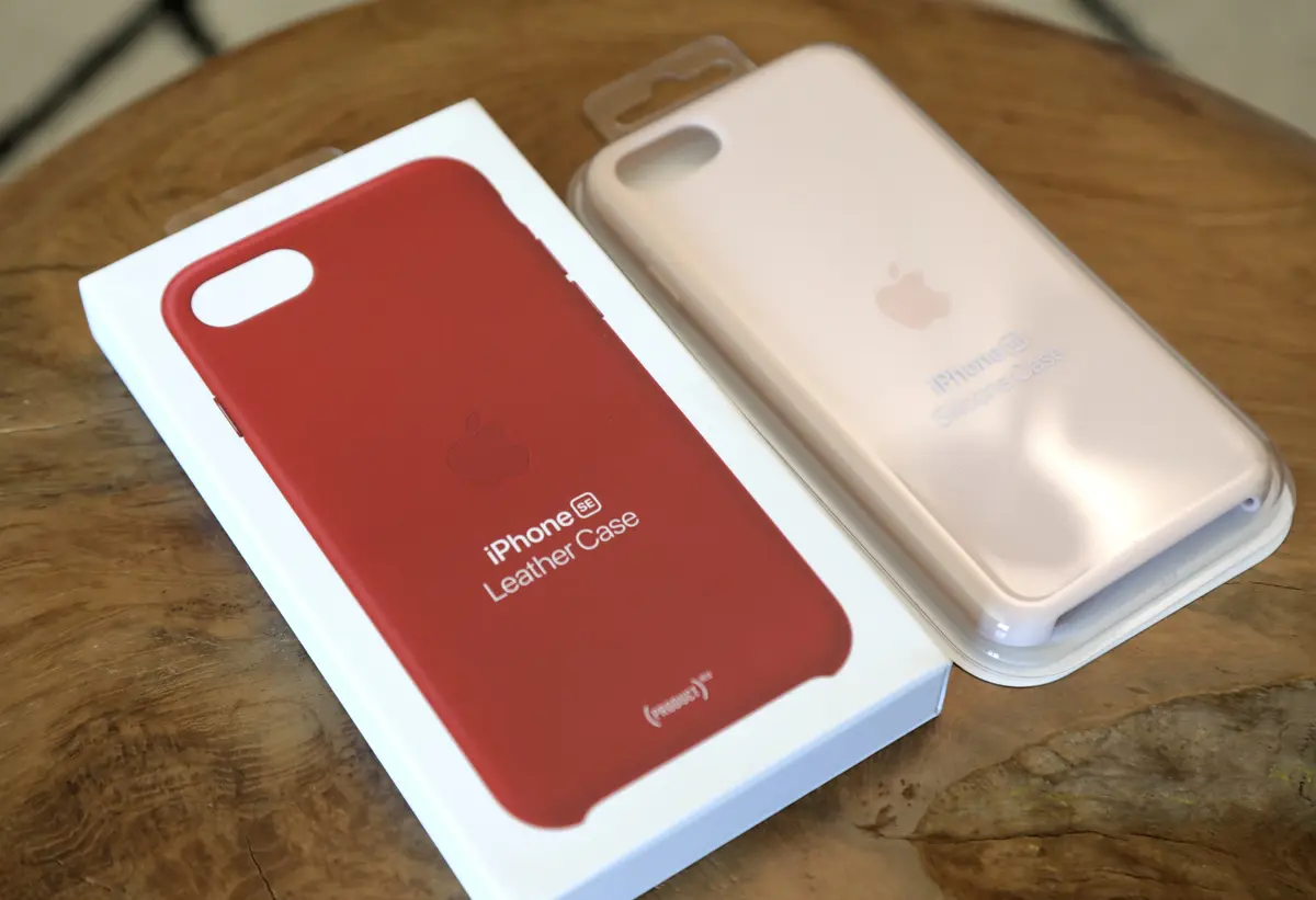 Quelques photos des nouvelles coques de protection (cuir/silicone) pour iPhone SE 2