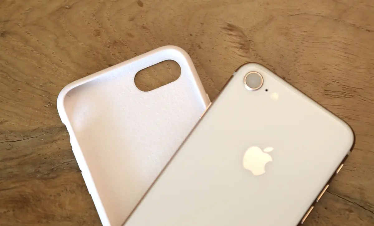 Quelques photos des nouvelles coques de protection (cuir/silicone) pour iPhone SE 2