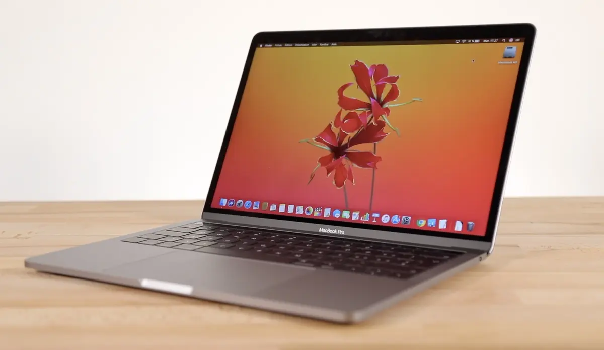 Les MacBook Pro 13" 2020 (haut-de-gamme) acceptent la charge à 87W