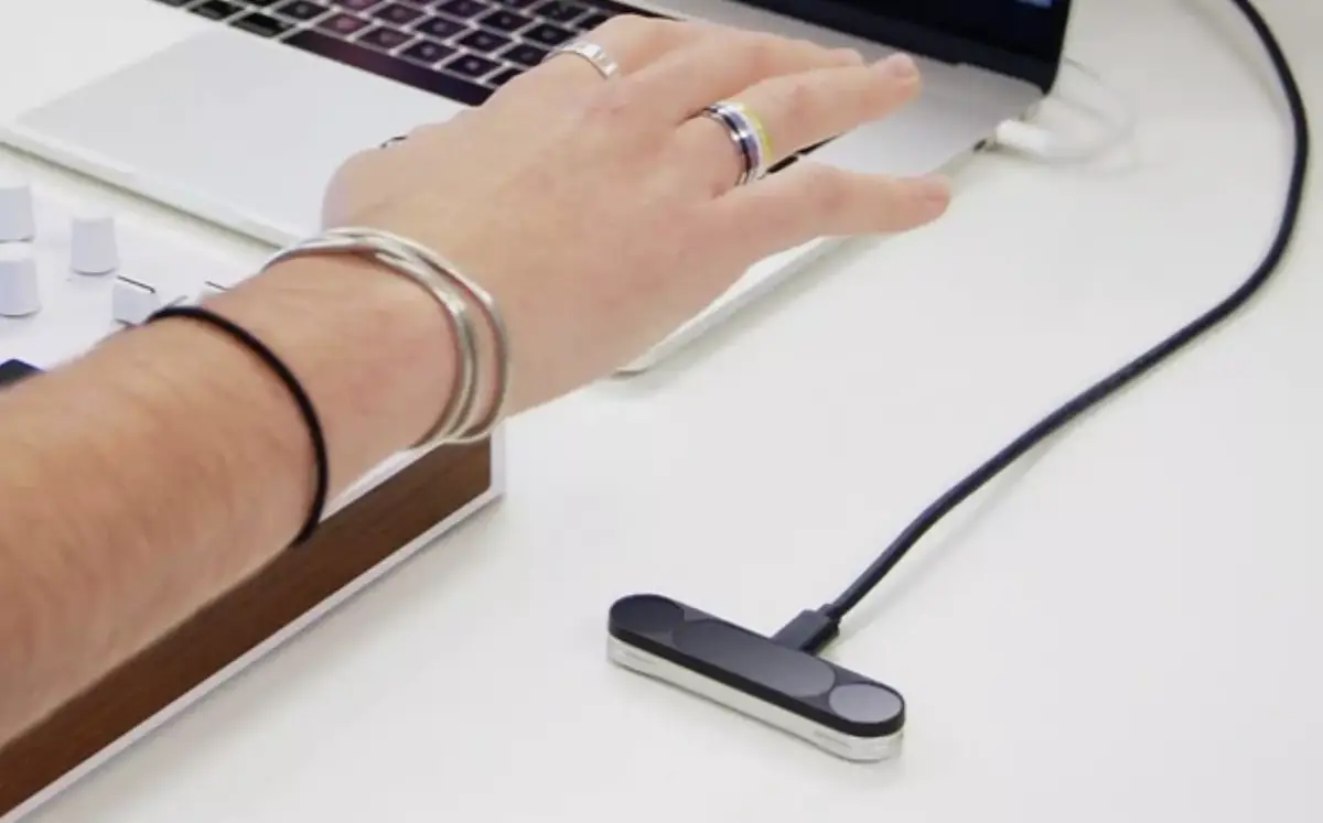 Le suivi des mains de Leap Motion revient avec un capteur pensé pour la réalité mixte