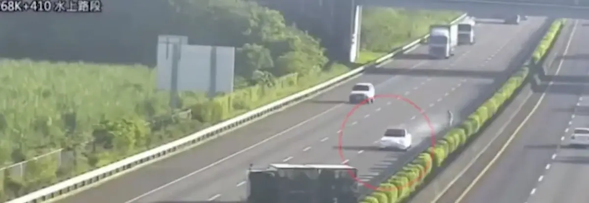 Vidéo : une Tesla Model 3 fonce sur un camion renversé sans s'arrêter !