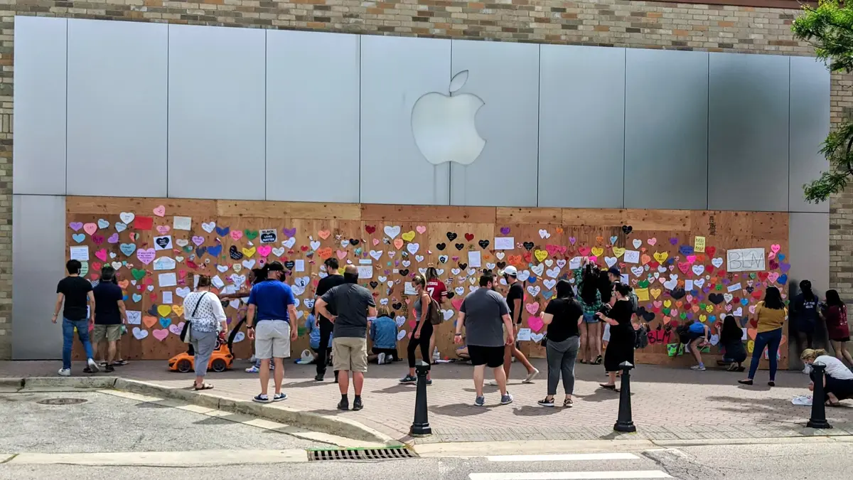 L’image du jour : les Apple Store US se parent de messages pacifiques #BlackLivesMatter