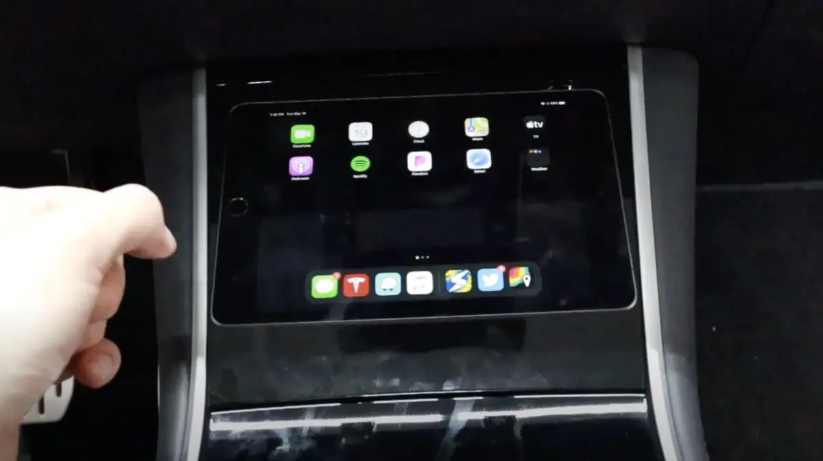 Il installe un iPad Mini dans la Tesla Model Y pour avoir Waze et Apple Music