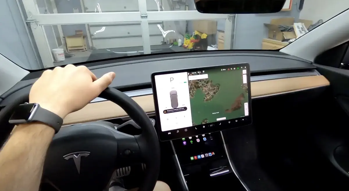 Il installe un iPad Mini dans la Tesla Model Y pour avoir Waze et Apple Music