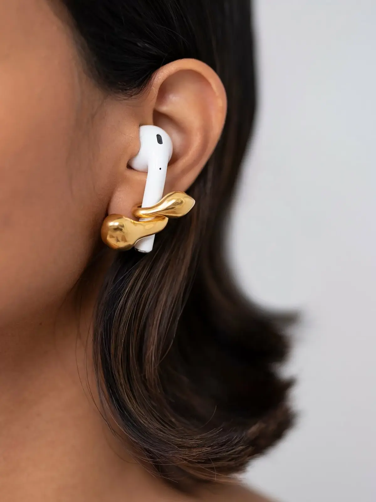 Elle crée des bijoux pour AirPods (pour ne plus les perdre !)