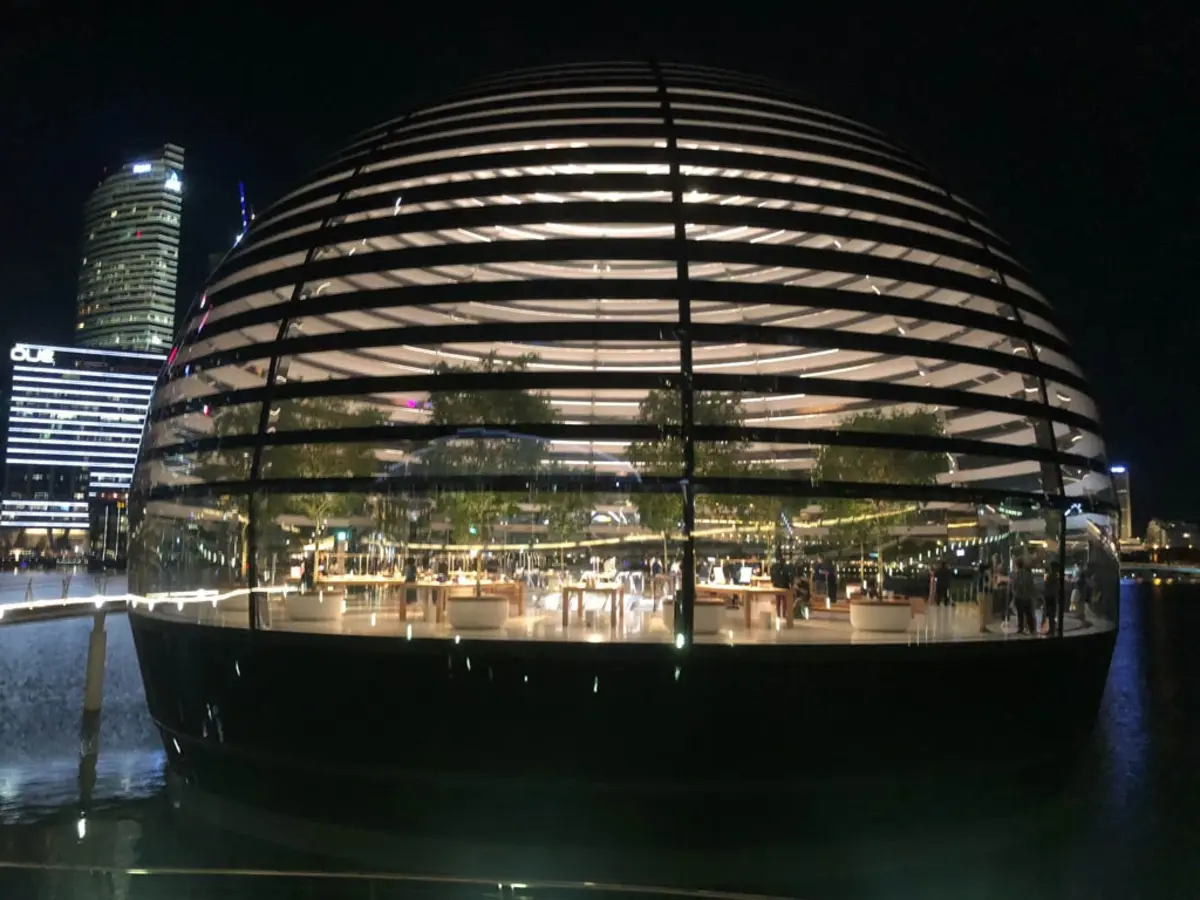 Apple Store: Marina Bay geode יפה בלילה [תמונה]