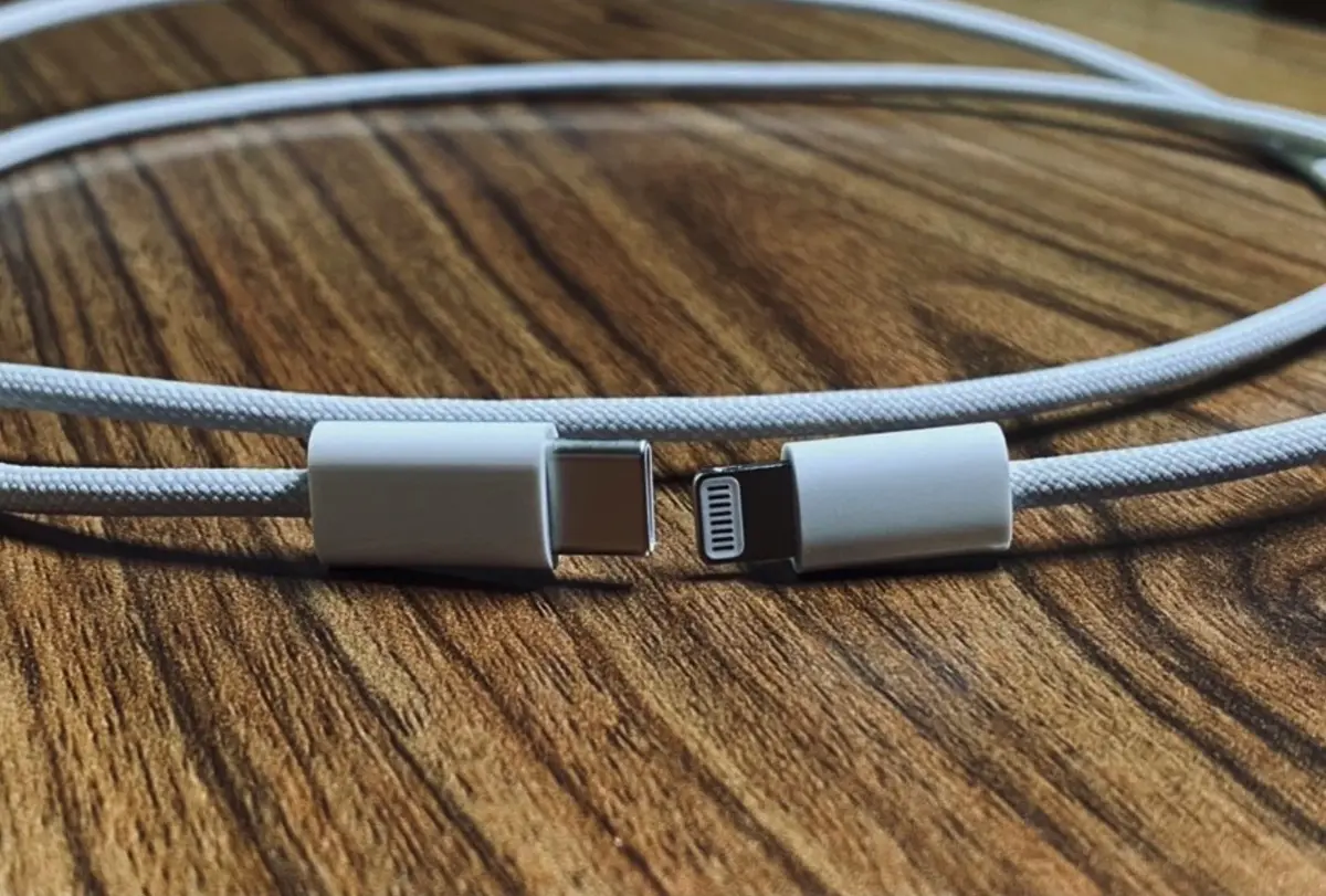 L'image du jour : serait-ce le câble USB-C/Lightning tressé des iPhone 12 ?