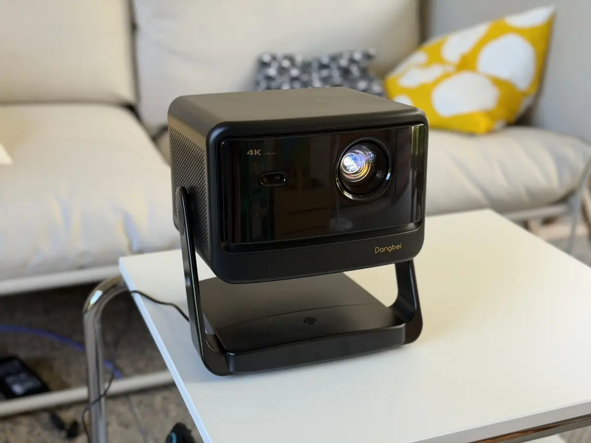 Test du Dangbei DBOX02 Pro&nbsp;: le vid&eacute;oprojecteur 4K qui veut remplacer votre t&eacute;l&eacute;