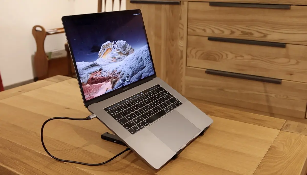 Un support pour relever les MacBook très compact et multiport chez UGreen - X-Kit