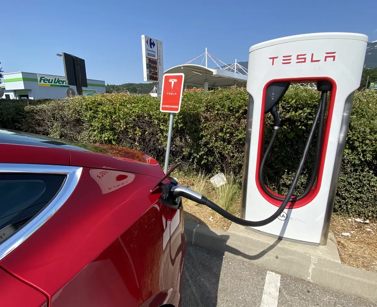 Elon Musk prêt à ouvrir ses SuperChargers