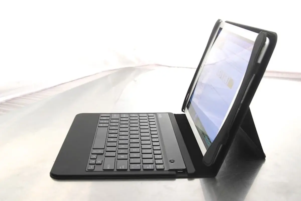 נסה את Slimstyle Keyboard Folio iPad Air