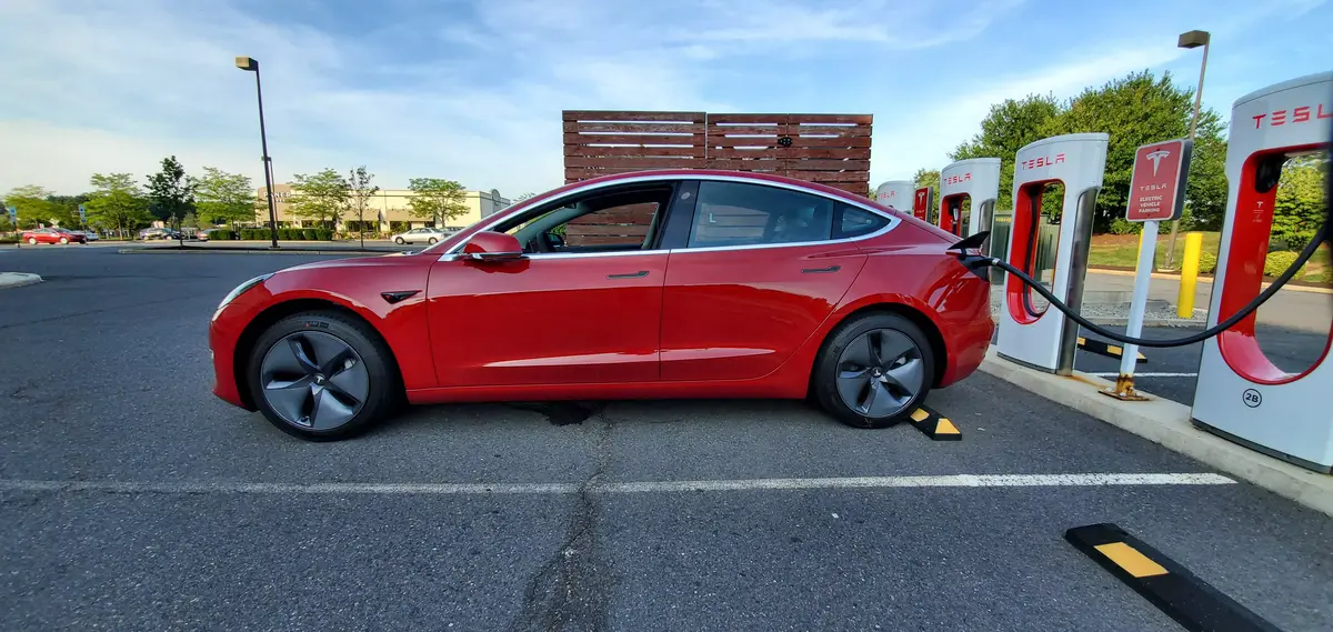 Que cache la Tesla Model 3 à 36 800€ ? (charge, batterie, autonomie, multimédia...)