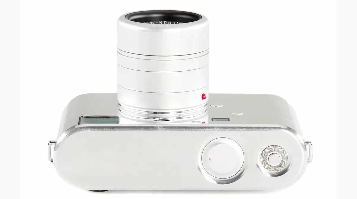 Un prototype de Leica conçu par Jony Ive et Marc Newson mis aux enchères à 100K€