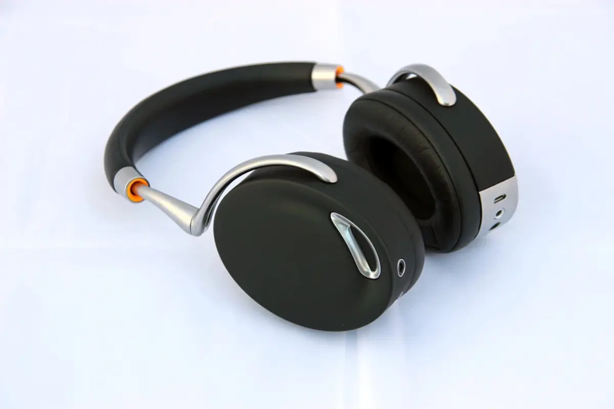 סקירת אוזניות Parrot ZIK