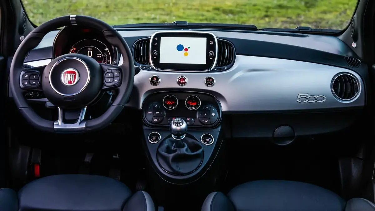 Une étrange Fiat 500 "Ok Google"