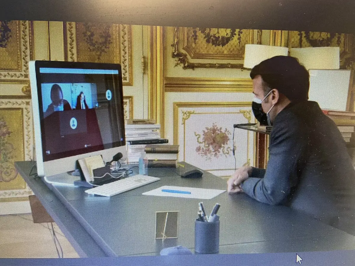 L'image du soir : l'iMac d'Emmanuel Macron n'est plus tout jeune !