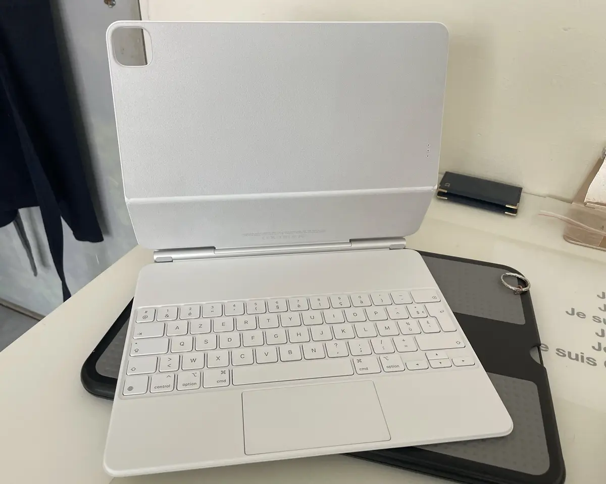 Petite déballage français du Magic Keyboard blanc d'Apple pour iPad Pro 2021 (photos)