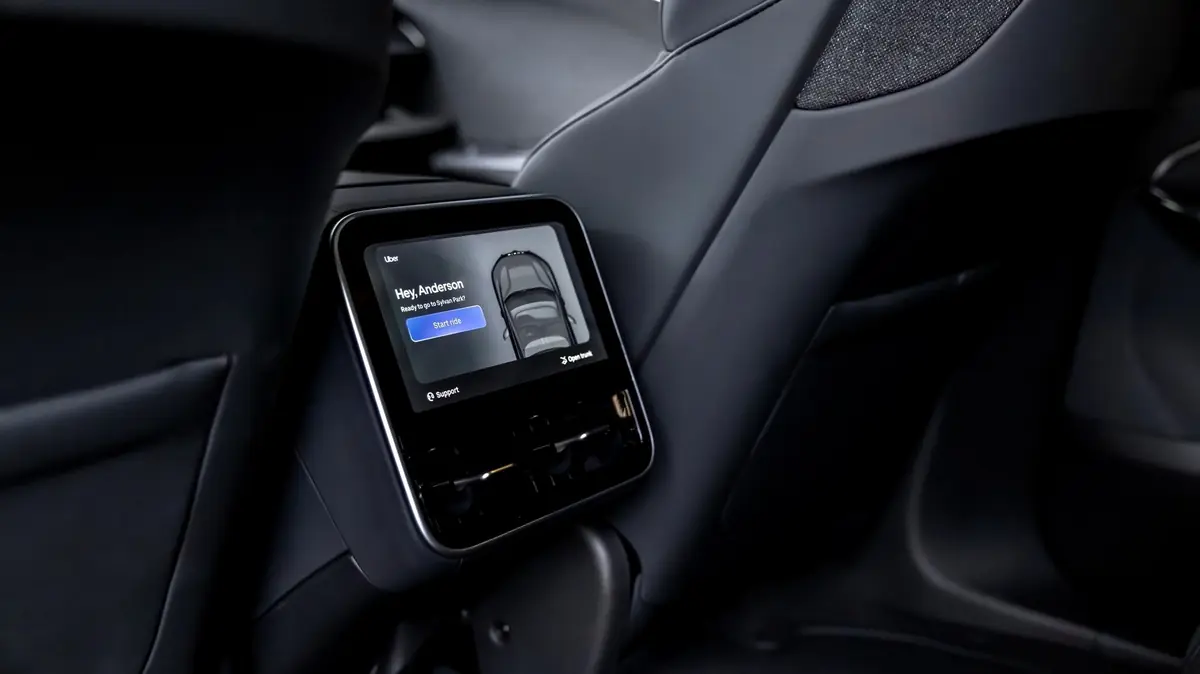 Lucid, Nuro et Uber d&eacute;voilent leur robotaxi au CES 2026,