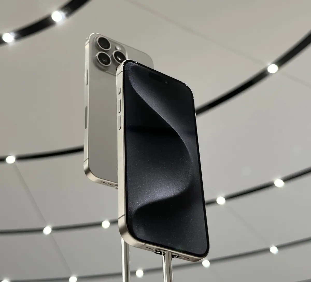 Les premières photos de l'iPhone 15 Pro en titane et du port USB C