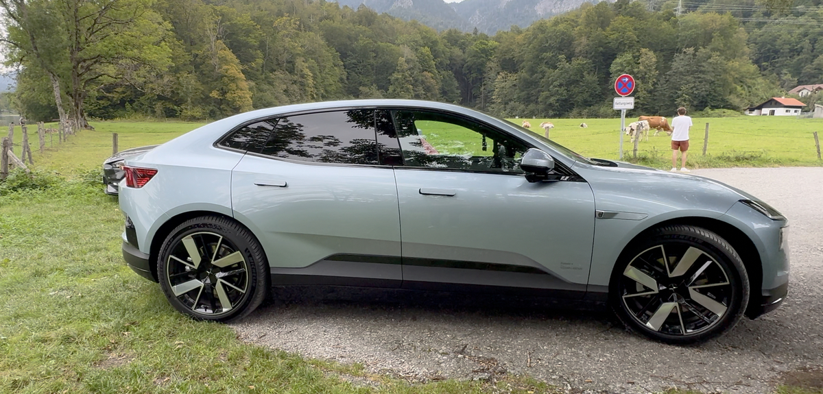 Essai Polestar 4 : on a enfin pris le volant de cette voiture sans lunette arrière ! VLOG