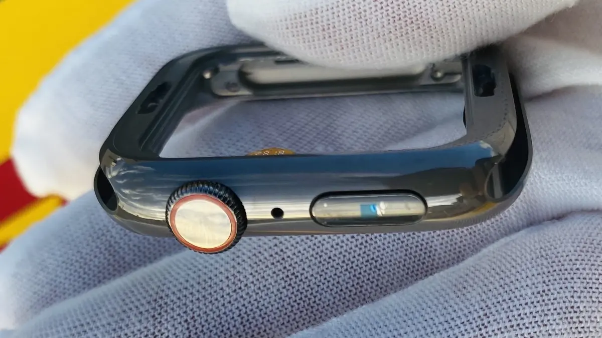 L'image du jour : tiens, une Apple Watch en céramique noire ?