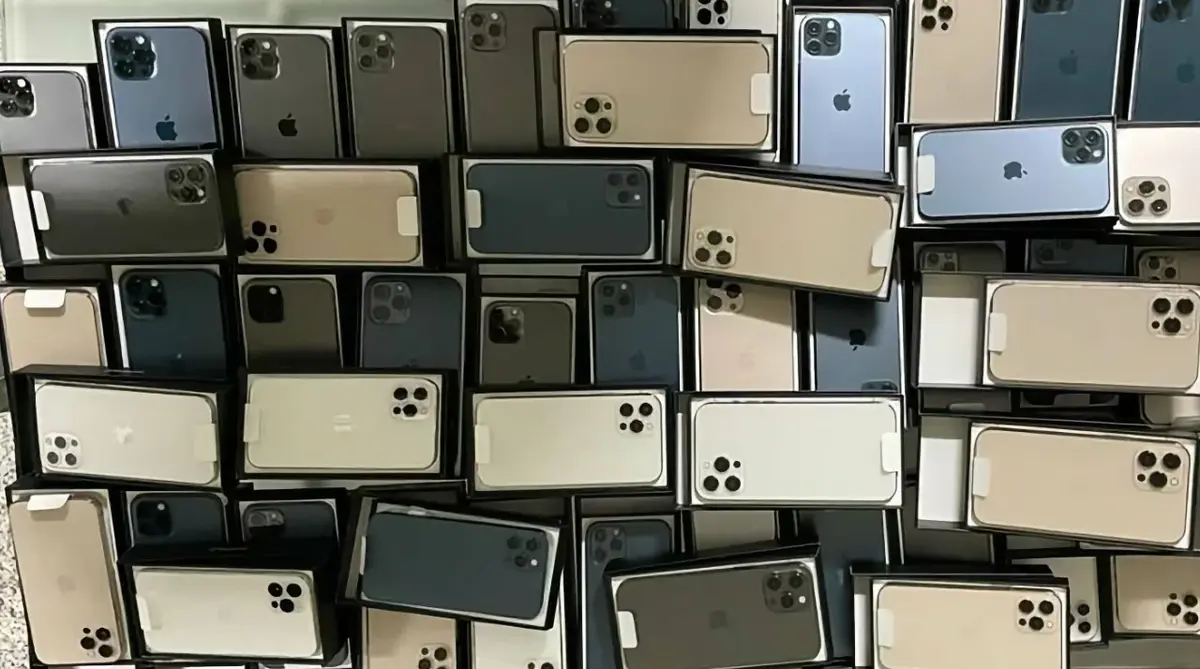 Ils tentent de faire passer 80 iPhone dans leur valise