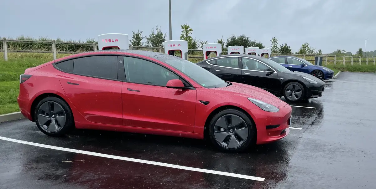 Tesla : une fonction cachée sur la SR+, partenariat Samsung et du brouillard sans radar