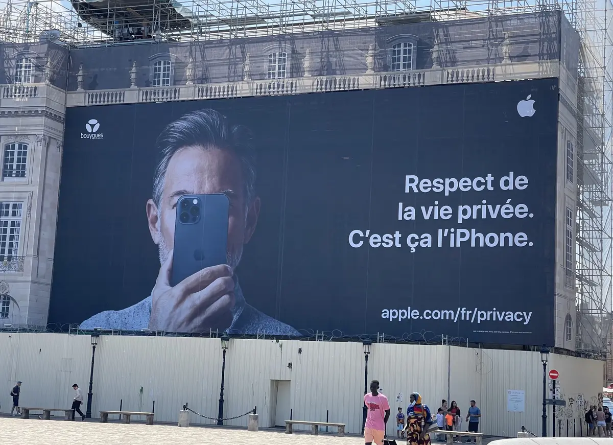 A Bordeaux, une immense pub pour l'iPhone et la vie privée (Pegasus-Style)