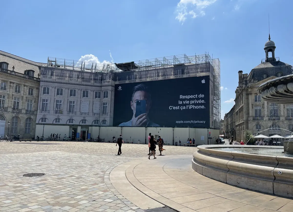 A Bordeaux, une immense pub pour l'iPhone et la vie privée (Pegasus-Style)