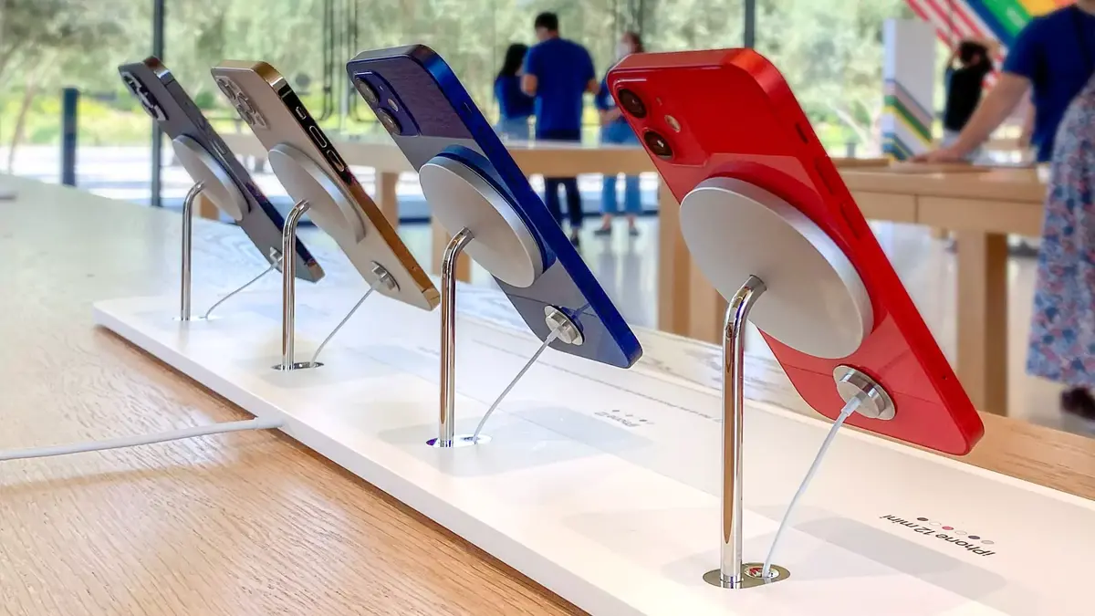 iPhone 12 : Apple inaugure de nouveaux présentoirs Magsafe en Apple Store