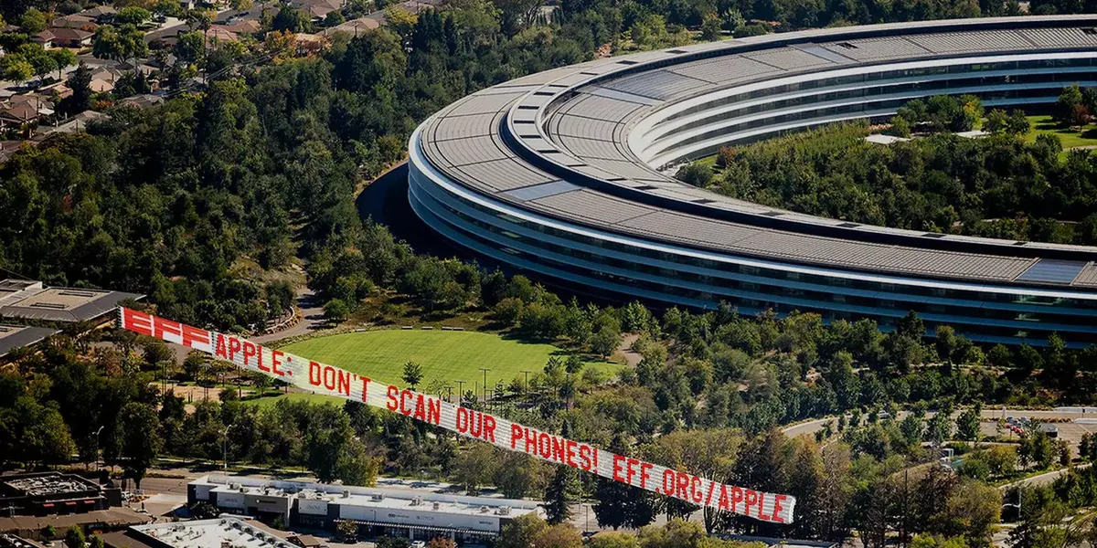 Des opposants au scan de l'iPhone survolent l'Apple Park (avec un petit message)